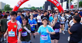 Hàng ngàn người trẻ dậy sớm tham gia chạy bộ