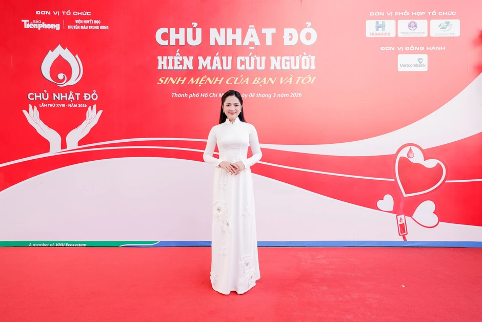 Hàng nghìn sinh viên hát 'Viết tiếp câu chuyện hòa bình' với Duyên Quỳnh