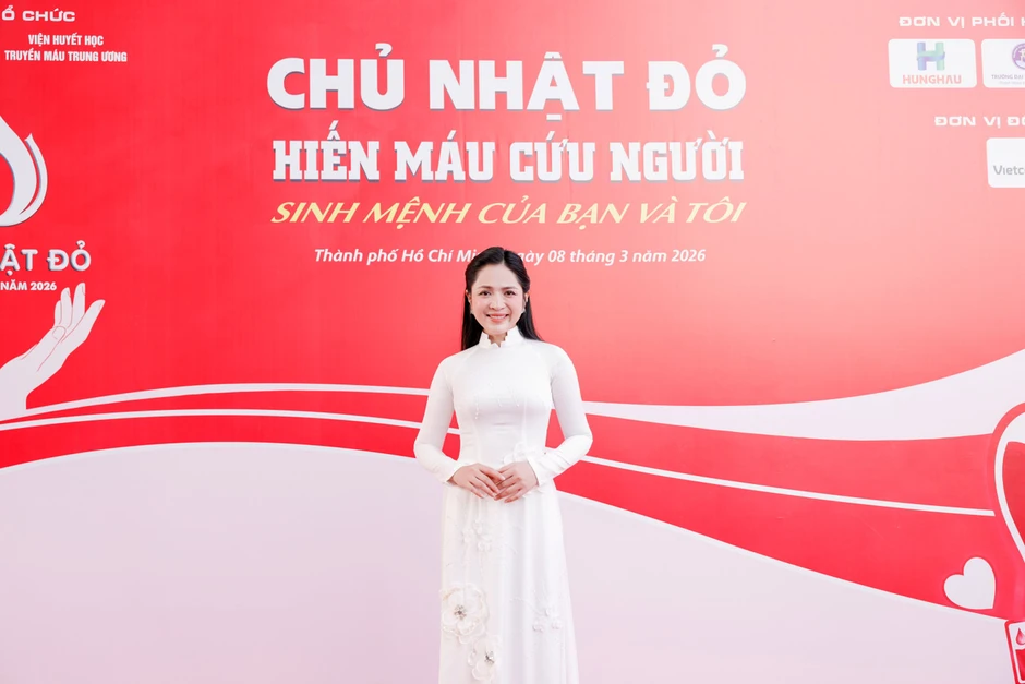 Hàng nghìn sinh viên hát 'Viết tiếp câu chuyện hòa bình' với Duyên Quỳnh