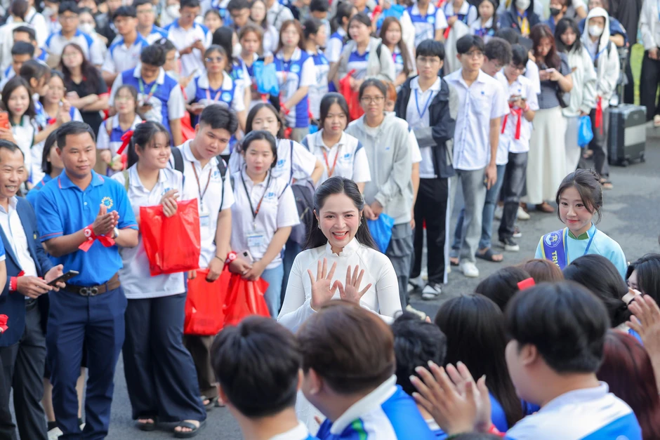 Hàng nghìn sinh viên hát 'Viết tiếp câu chuyện hòa bình' với Duyên Quỳnh