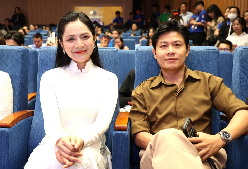 Hàng nghìn sinh viên hát 'Viết tiếp câu chuyện hòa bình' với Duyên Quỳnh