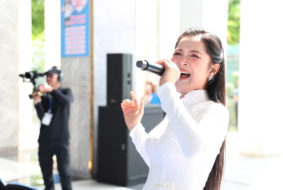 Hàng nghìn sinh viên hát 'Viết tiếp câu chuyện hòa bình' với Duyên Quỳnh