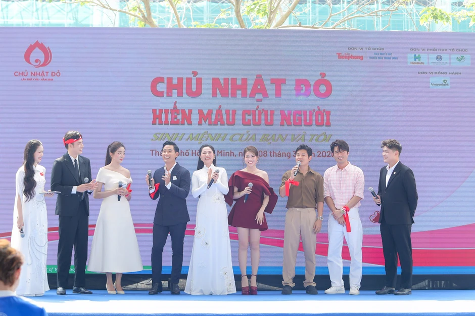 Hàng nghìn sinh viên hát 'Viết tiếp câu chuyện hòa bình' với Duyên Quỳnh