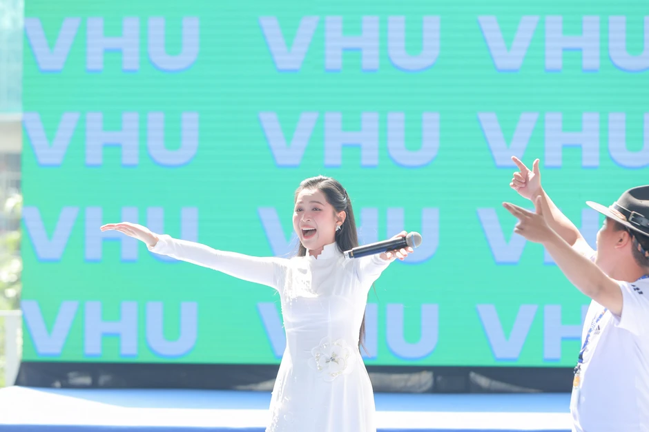 Hàng nghìn sinh viên hát 'Viết tiếp câu chuyện hòa bình' với Duyên Quỳnh