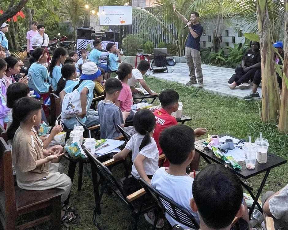 Hành trình của cậu bé chăn bò 'mang thế giới về quê hương' Hành trình của cậu bé chăn bò 'mang thế giới về quê hương'