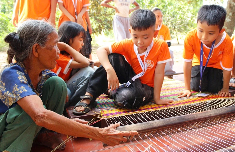 Hành trình của cậu bé chăn bò 'mang thế giới về quê hương' Hành trình của cậu bé chăn bò 'mang thế giới về quê hương'
