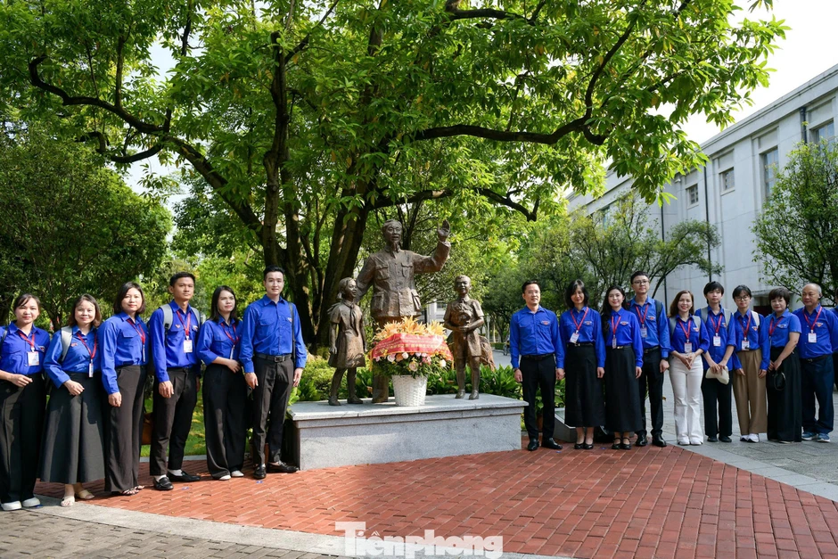 'Hành trình đỏ' khơi dậy khát vọng tri thức của người trẻ Việt 'Hành trình đỏ' khơi dậy khát vọng tri thức của người trẻ Việt