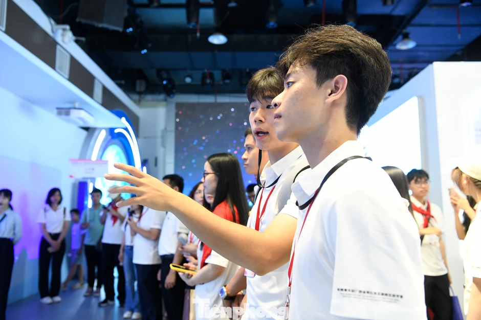 'Hành trình đỏ' khơi dậy khát vọng tri thức của người trẻ Việt 'Hành trình đỏ' khơi dậy khát vọng tri thức của người trẻ Việt
