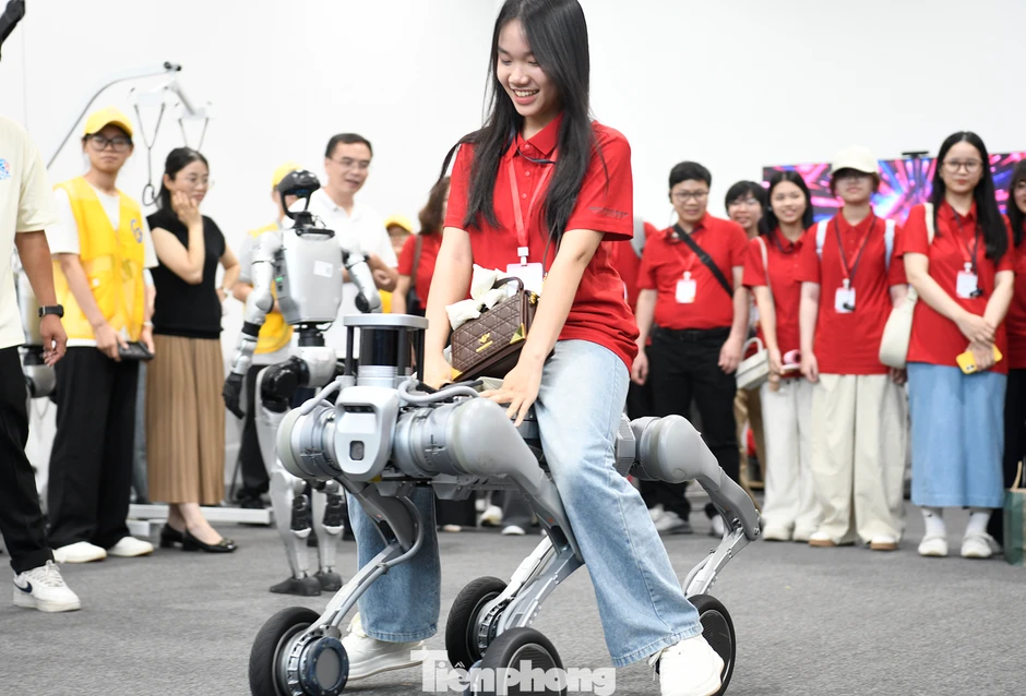'Hành trình đỏ' khơi dậy khát vọng tri thức của người trẻ Việt 'Hành trình đỏ' khơi dậy khát vọng tri thức của người trẻ Việt