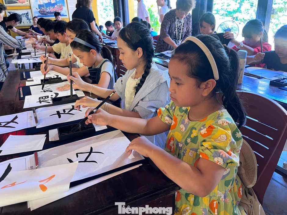 Hào hứng viết thư pháp, diễn cosplay Nhật Bản tại phố Hội Hào hứng viết thư pháp, diễn cosplay Nhật Bản tại phố Hội