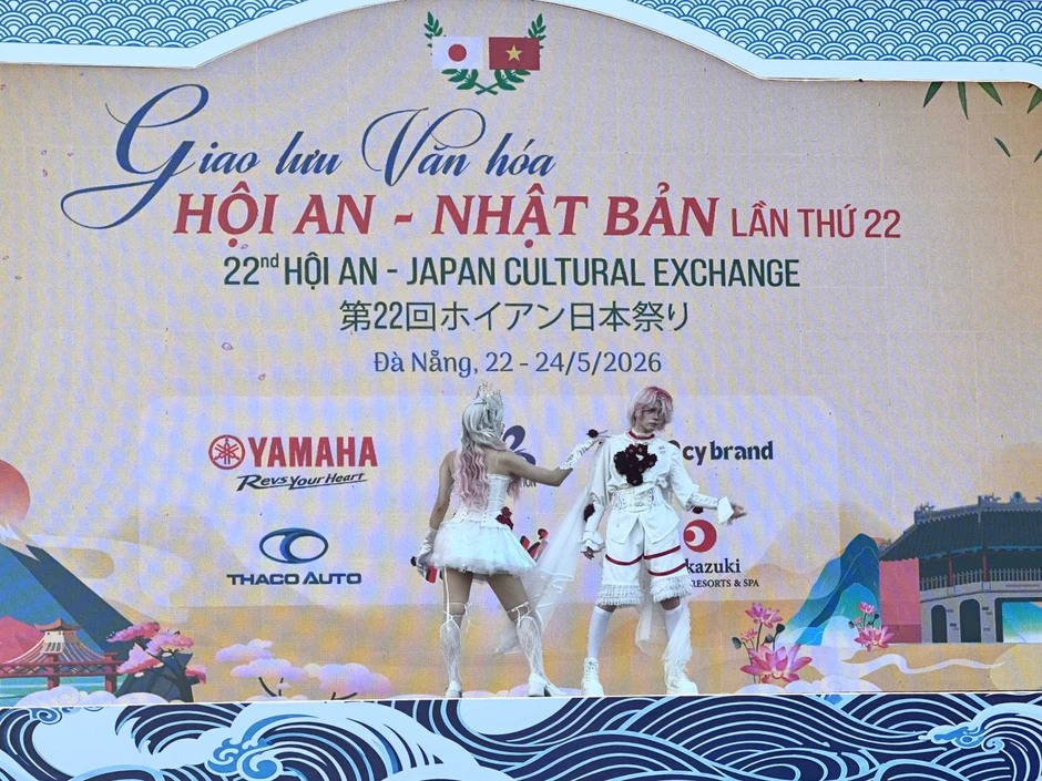 Hào hứng viết thư pháp, diễn cosplay Nhật Bản tại phố Hội Hào hứng viết thư pháp, diễn cosplay Nhật Bản tại phố Hội