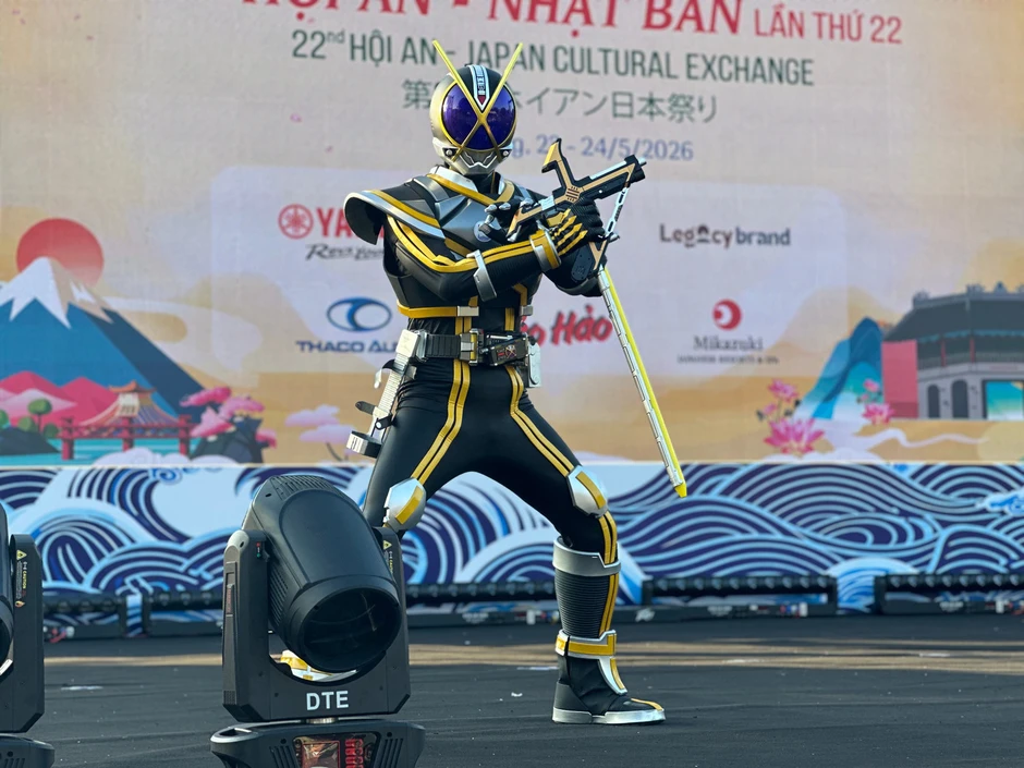 Hào hứng viết thư pháp, diễn cosplay Nhật Bản tại phố Hội Hào hứng viết thư pháp, diễn cosplay Nhật Bản tại phố Hội