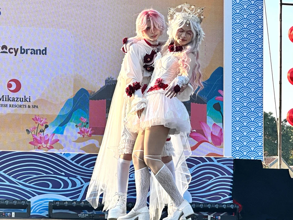 Hào hứng viết thư pháp, diễn cosplay Nhật Bản tại phố Hội Hào hứng viết thư pháp, diễn cosplay Nhật Bản tại phố Hội