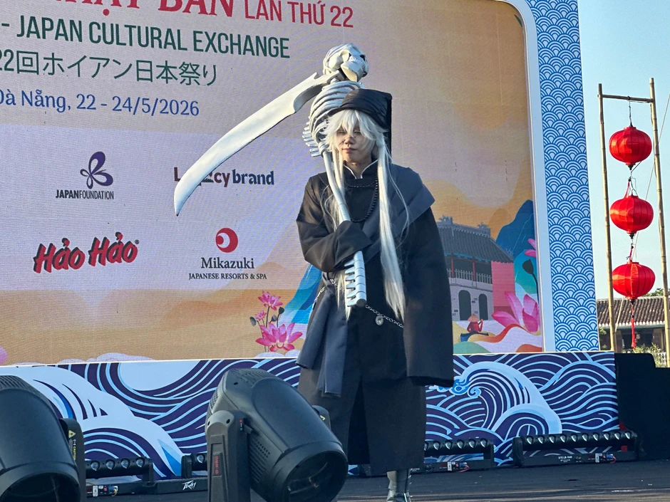 Hào hứng viết thư pháp, diễn cosplay Nhật Bản tại phố Hội Hào hứng viết thư pháp, diễn cosplay Nhật Bản tại phố Hội