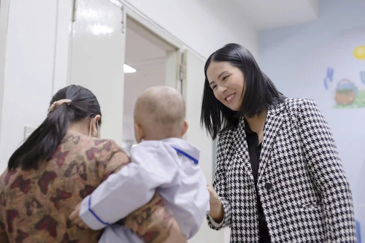 Hoa hậu Ngọc Hân tiếp sức bệnh nhi ung thư: Truyền lửa yêu thương từ trái tim đến trái tim Hoa hậu Ngọc Hân tiếp sức bệnh nhi ung thư: Truyền lửa yêu thương từ trái tim đến trái tim