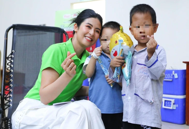 Hoa hậu Ngọc Hân tiếp sức bệnh nhi ung thư: Truyền lửa yêu thương từ trái tim đến trái tim Hoa hậu Ngọc Hân tiếp sức bệnh nhi ung thư: Truyền lửa yêu thương từ trái tim đến trái tim