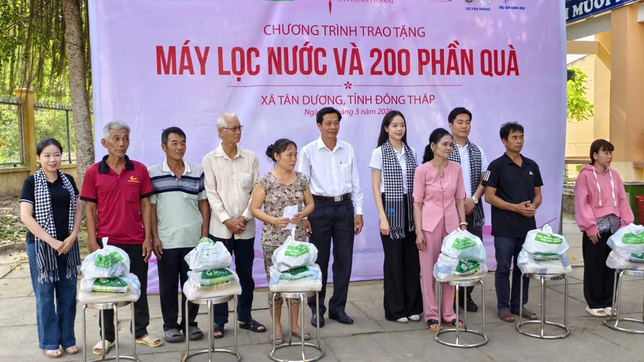 Hoa hậu Thanh Thủy tặng máy lọc nước và quà cho người dân Đồng Tháp Hoa hậu Thanh Thủy tặng máy lọc nước và quà cho người dân Đồng Tháp