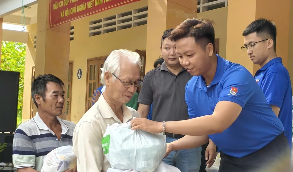 Hoa hậu Thanh Thủy tặng máy lọc nước và quà cho người dân Đồng Tháp Hoa hậu Thanh Thủy tặng máy lọc nước và quà cho người dân Đồng Tháp