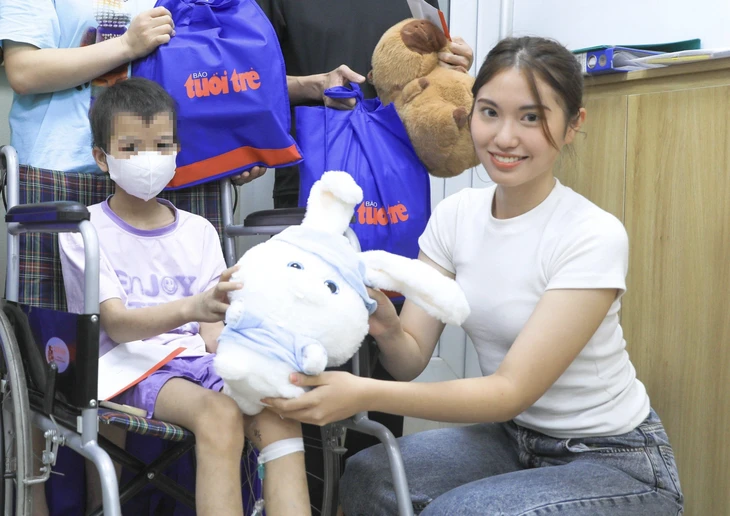 Hoa khôi Huyền Mai livestream giúp bệnh nhi: Sự kiên cường của các em truyền cảm hứng cho tôi Hoa khôi Huyền Mai livestream giúp bệnh nhi: Sự kiên cường của các em truyền cảm hứng cho tôi