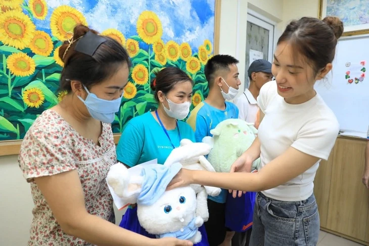 Hoa khôi Huyền Mai livestream giúp bệnh nhi: Sự kiên cường của các em truyền cảm hứng cho tôi Hoa khôi Huyền Mai livestream giúp bệnh nhi: Sự kiên cường của các em truyền cảm hứng cho tôi