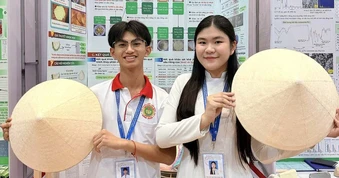 Học sinh biến vỏ sầu riêng thành giấy chằm nón lá
