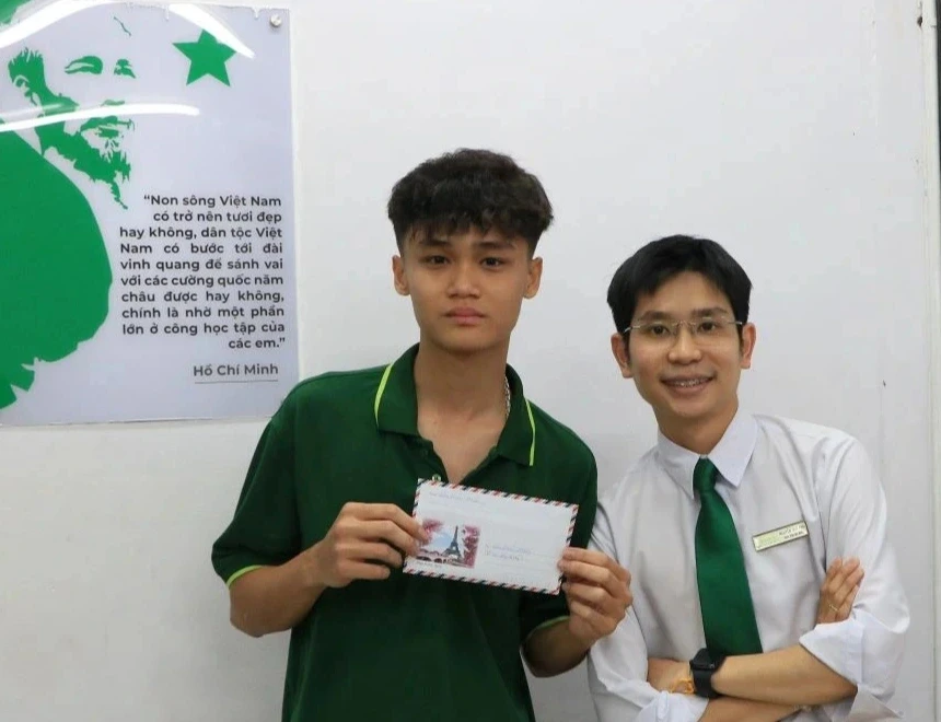 Học sinh lớp 12 rơi nước mắt vì viết thư gửi chính mình 10 năm sau Học sinh lớp 12 rơi nước mắt vì viết thư gửi chính mình 10 năm sau