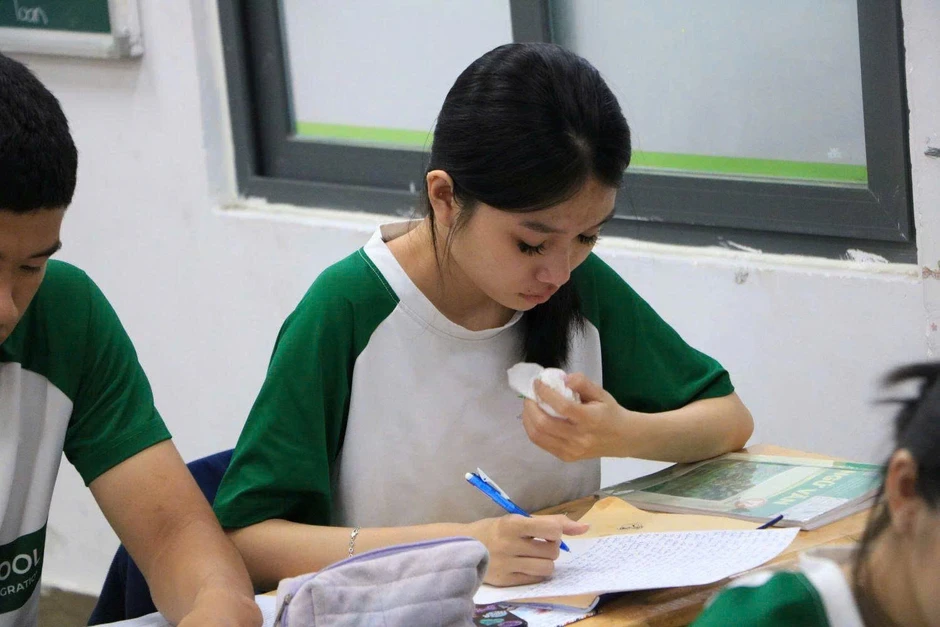 Học sinh lớp 12 rơi nước mắt vì viết thư gửi chính mình 10 năm sau Học sinh lớp 12 rơi nước mắt vì viết thư gửi chính mình 10 năm sau