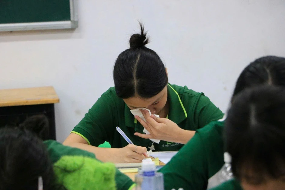 Học sinh lớp 12 rơi nước mắt vì viết thư gửi chính mình 10 năm sau Học sinh lớp 12 rơi nước mắt vì viết thư gửi chính mình 10 năm sau