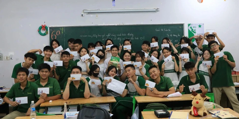 Học sinh lớp 12 rơi nước mắt vì viết thư gửi chính mình 10 năm sau Học sinh lớp 12 rơi nước mắt vì viết thư gửi chính mình 10 năm sau