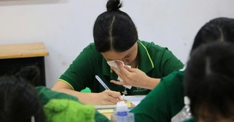 Học sinh lớp 12 rơi nước mắt vì viết thư gửi chính mình 10 năm sau