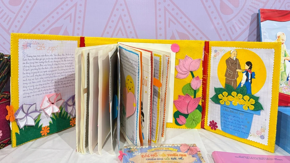 Học sinh lớp 4 giành giải Nhất cuộc thi 'Bác Hồ với thiếu nhi - Thiếu nhi với Bác Hồ' Học sinh lớp 4 giành giải Nhất cuộc thi 'Bác Hồ với thiếu nhi - Thiếu nhi với Bác Hồ'
