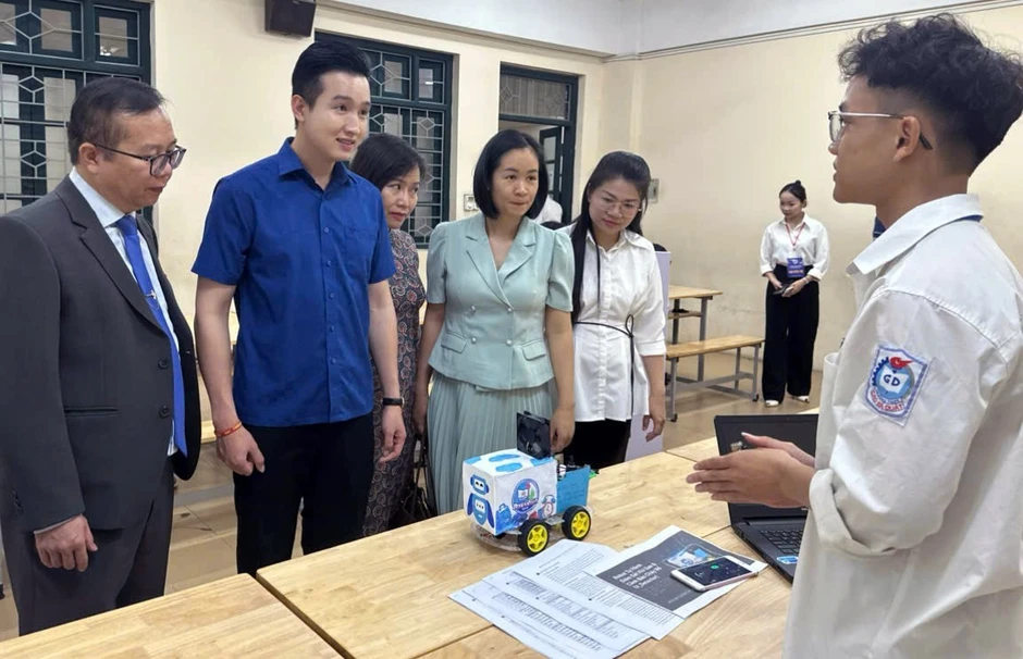 Học sinh Thủ đô sáng tạo robot tuần tra, hệ thống cảnh báo nguy hiểm ứng dụng AI Học sinh Thủ đô sáng tạo robot tuần tra, hệ thống cảnh báo nguy hiểm ứng dụng AI