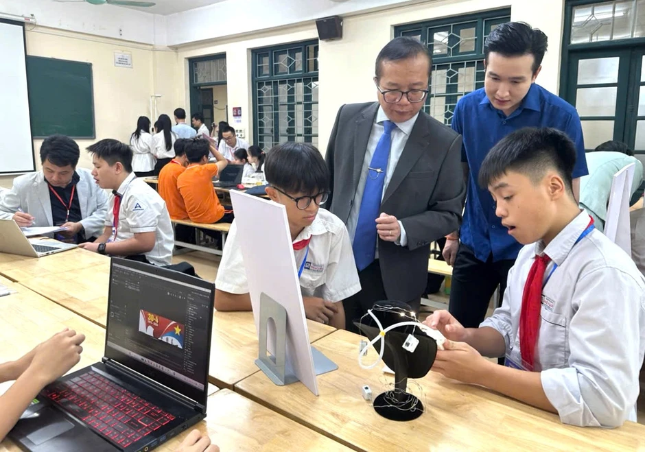 Học sinh Thủ đô sáng tạo robot tuần tra, hệ thống cảnh báo nguy hiểm ứng dụng AI Học sinh Thủ đô sáng tạo robot tuần tra, hệ thống cảnh báo nguy hiểm ứng dụng AI