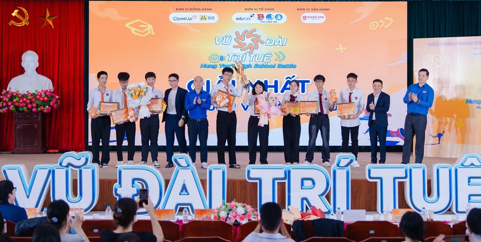 Học sinh tranh tài ghép từ, tạo câu tiếng Anh chinh phục học bổng Học sinh tranh tài ghép từ, tạo câu tiếng Anh chinh phục học bổng