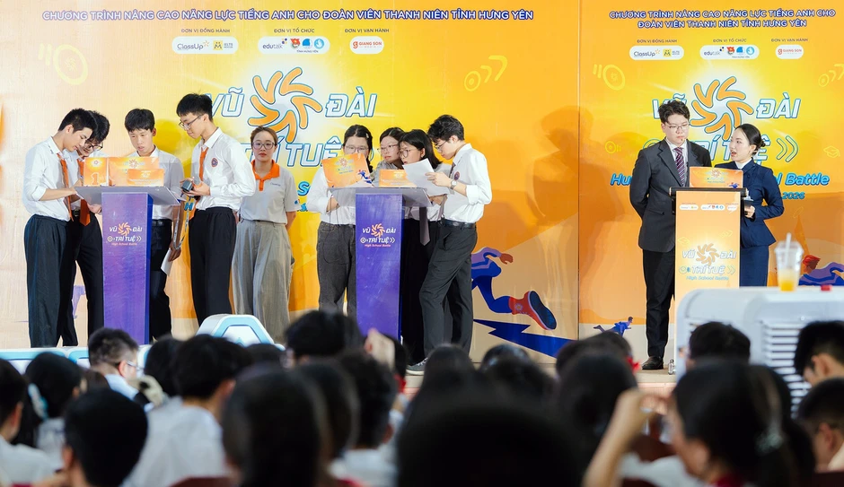 Học sinh tranh tài ghép từ, tạo câu tiếng Anh chinh phục học bổng Học sinh tranh tài ghép từ, tạo câu tiếng Anh chinh phục học bổng