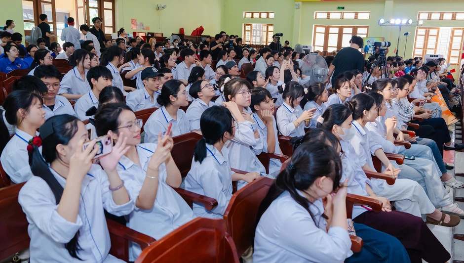 Học sinh tranh tài ghép từ, tạo câu tiếng Anh chinh phục học bổng Học sinh tranh tài ghép từ, tạo câu tiếng Anh chinh phục học bổng