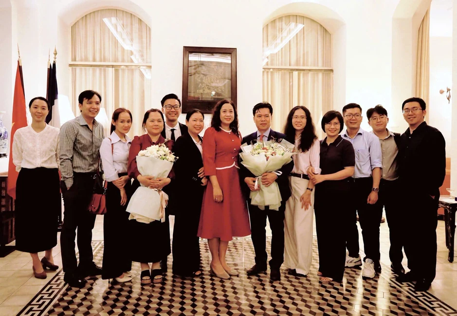 Học trò, luật sư chúc mừng Giáo sư Đỗ Văn Đại nhận huân chương Cành cọ Hàn lâm Học trò, luật sư chúc mừng Giáo sư Đỗ Văn Đại nhận huân chương Cành cọ Hàn lâm