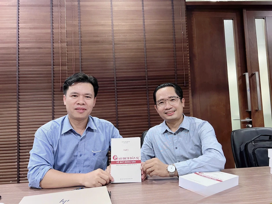 Học trò, luật sư chúc mừng Giáo sư Đỗ Văn Đại nhận huân chương Cành cọ Hàn lâm Học trò, luật sư chúc mừng Giáo sư Đỗ Văn Đại nhận huân chương Cành cọ Hàn lâm