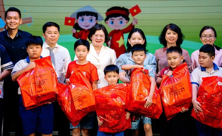 Hơn 1 tỉ đồng chăm lo trẻ em tại ngày hội thiếu nhi Hơn 1 tỉ đồng chăm lo trẻ em tại ngày hội thiếu nhi