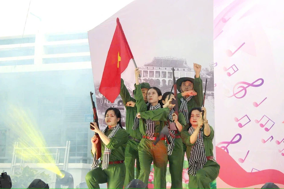 Hơn 1.000 người 'đốt cháy' sân khấu hội thi văn nghệ hot nhất P.Bàn Cờ Hơn 1.000 người 'đốt cháy' sân khấu hội thi văn nghệ hot nhất P.Bàn Cờ