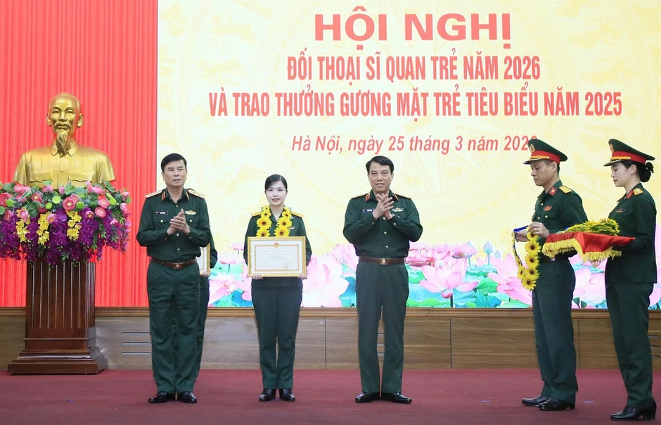 Hơn 300 sĩ quan trẻ Tổng cục Hậu cần - Kỹ thuật được thăng quân hàm trước niên hạn Hơn 300 sĩ quan trẻ Tổng cục Hậu cần - Kỹ thuật được thăng quân hàm trước niên hạn