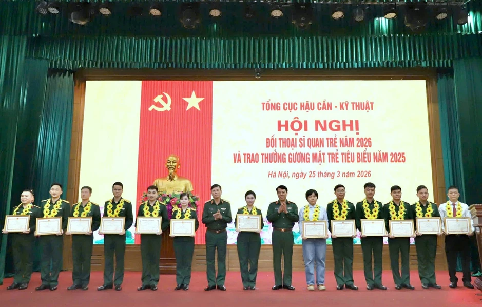 Hơn 300 sĩ quan trẻ Tổng cục Hậu cần - Kỹ thuật được thăng quân hàm trước niên hạn Hơn 300 sĩ quan trẻ Tổng cục Hậu cần - Kỹ thuật được thăng quân hàm trước niên hạn