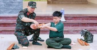 Hơn 300 thanh thiếu nhi Nghệ An tập làm chiến sĩ nhí