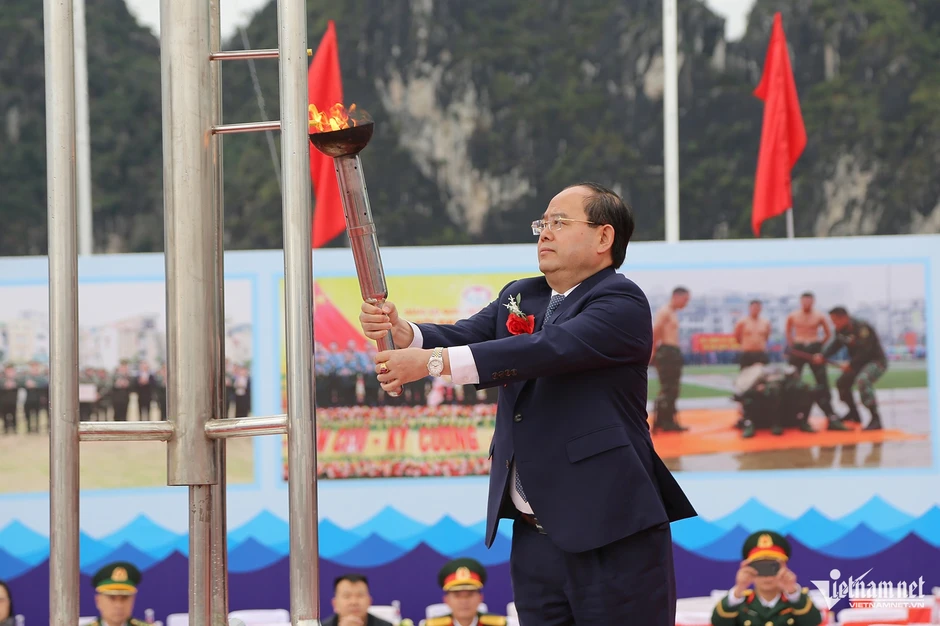 Hướng dẫn viên gác việc lương cao viết đơn tình nguyện khoác áo lính Hướng dẫn viên gác việc lương cao viết đơn tình nguyện khoác áo lính