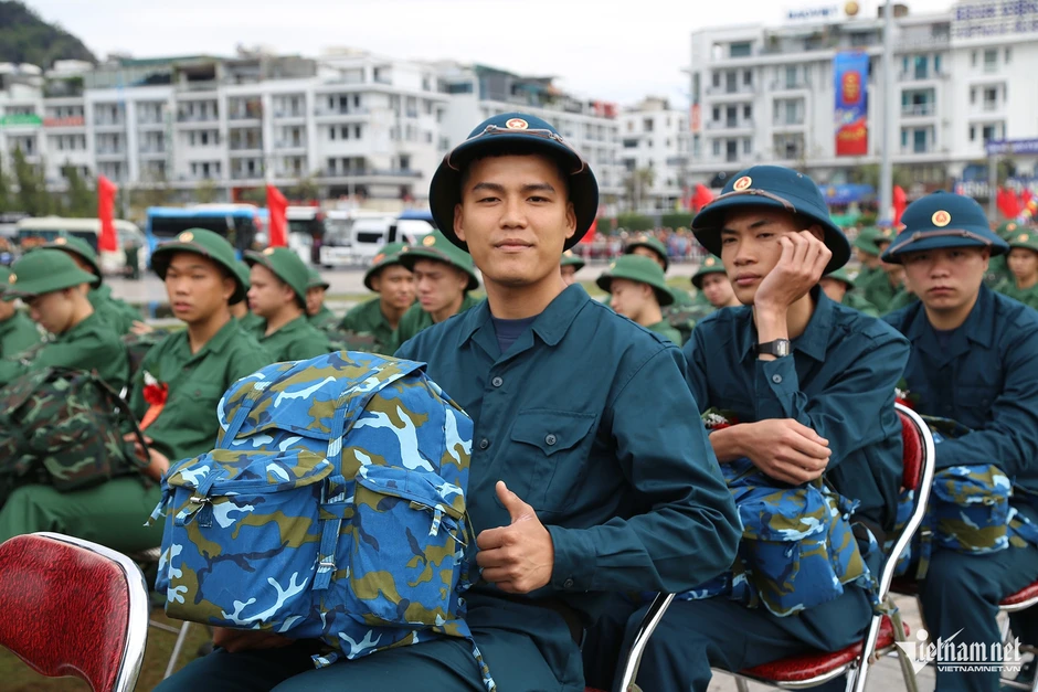 Hướng dẫn viên gác việc lương cao viết đơn tình nguyện khoác áo lính Hướng dẫn viên gác việc lương cao viết đơn tình nguyện khoác áo lính