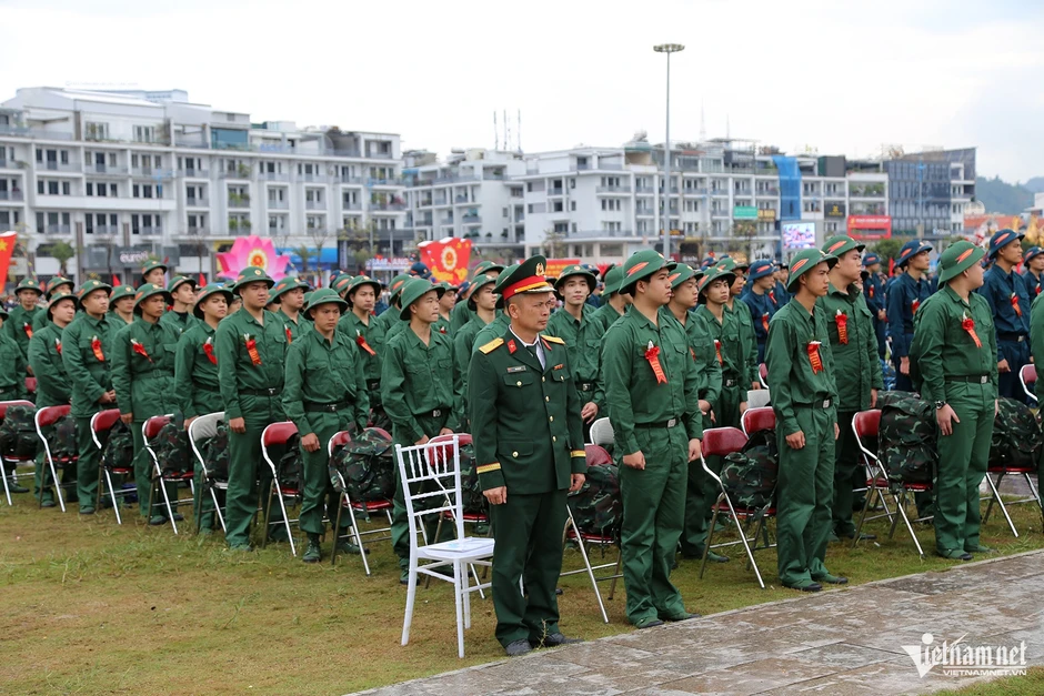 Hướng dẫn viên gác việc lương cao viết đơn tình nguyện khoác áo lính Hướng dẫn viên gác việc lương cao viết đơn tình nguyện khoác áo lính