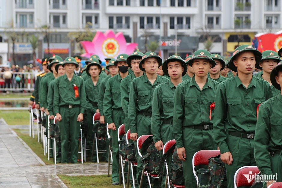 Hướng dẫn viên gác việc lương cao viết đơn tình nguyện khoác áo lính Hướng dẫn viên gác việc lương cao viết đơn tình nguyện khoác áo lính
