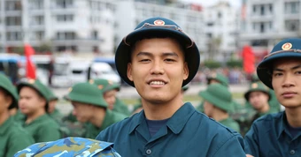 Hướng dẫn viên gác việc lương cao viết đơn tình nguyện khoác áo lính