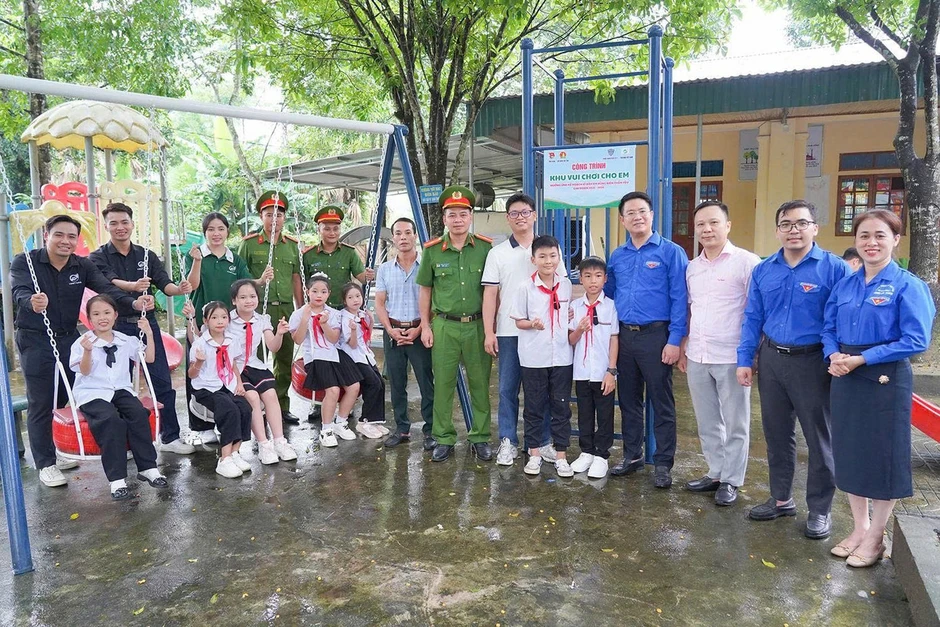 Khám sức khỏe, trao quà cho thiếu nhi Hà Tĩnh Khám sức khỏe, trao quà cho thiếu nhi Hà Tĩnh