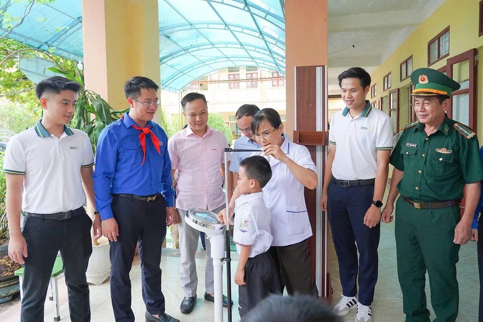 Khám sức khỏe, trao quà cho thiếu nhi Hà Tĩnh Khám sức khỏe, trao quà cho thiếu nhi Hà Tĩnh